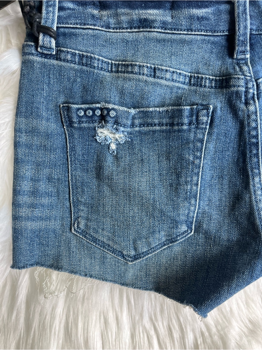 🆕 BlankNYC The Astor Cut Off Shorts Distressed Denim Blue jeans Size 25 - Picture 6 of 14